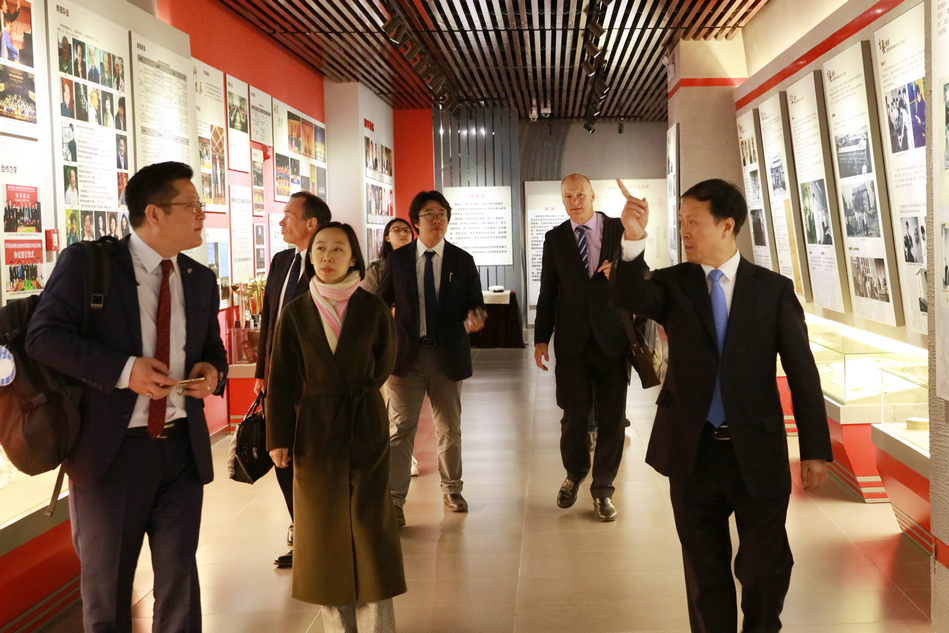 参观校史馆