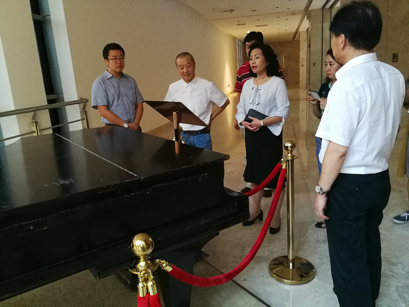 陕西省人民政府外事(侨务)办公室党组书记、主任姚红娟等在我校参观考察