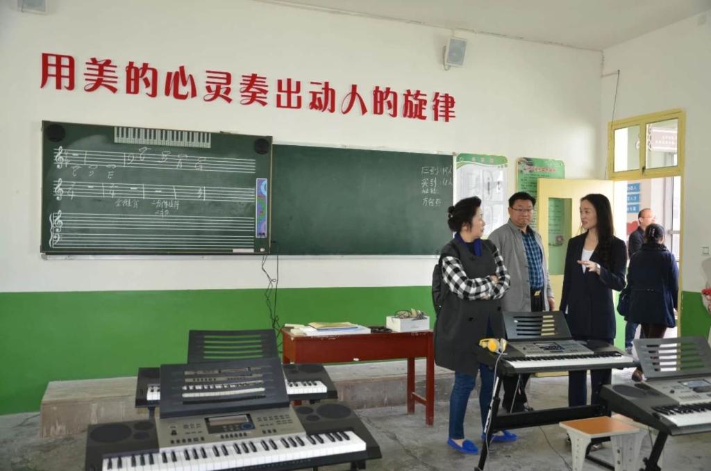 指导镇巴县青少年活动中心开展校外培训工作