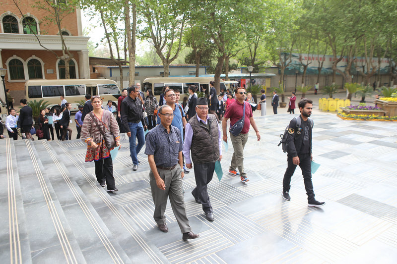 上合组织成员代表步入校园